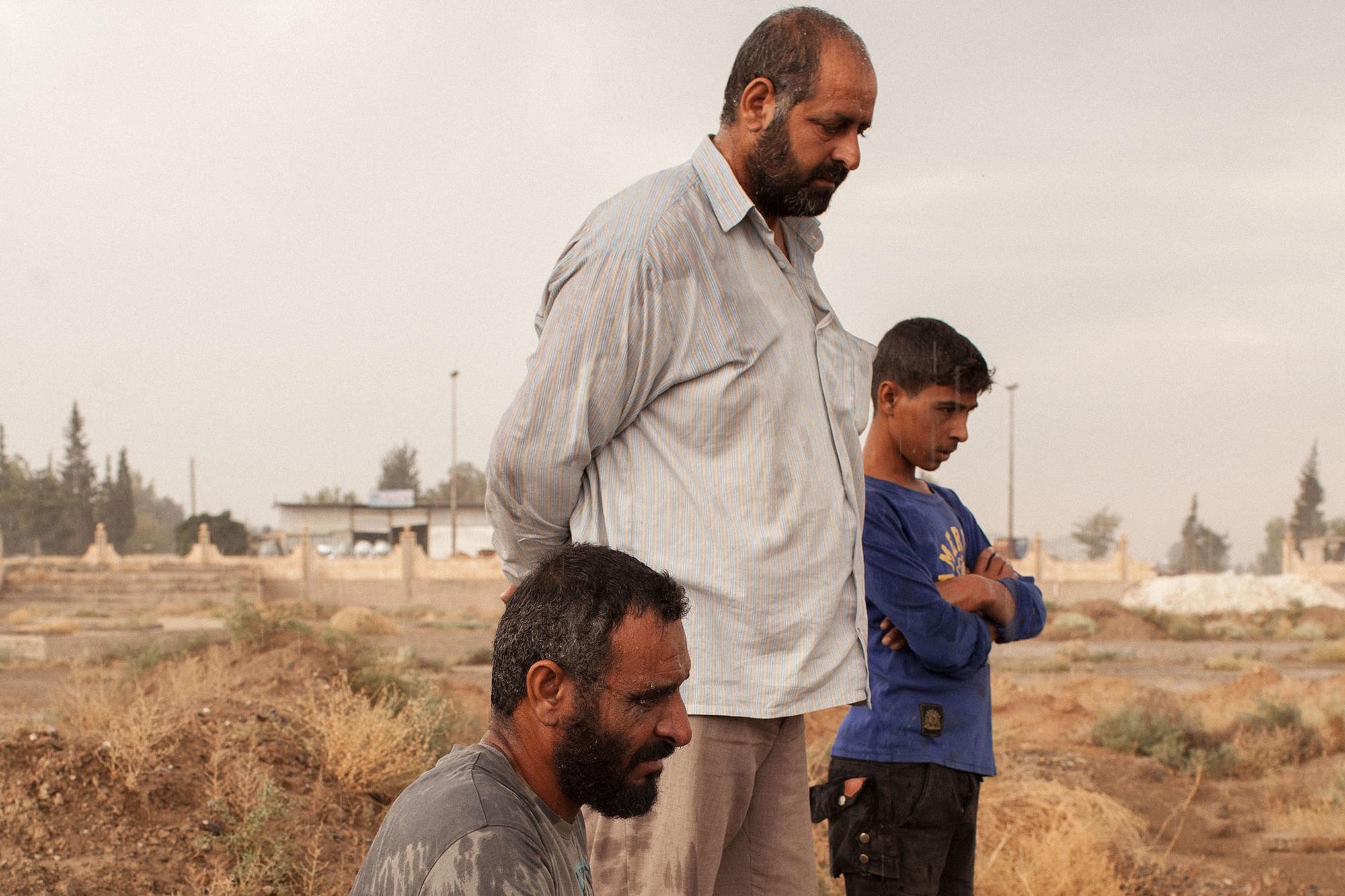 Recuperando los cuerpos sin vida en Al Raqa 2